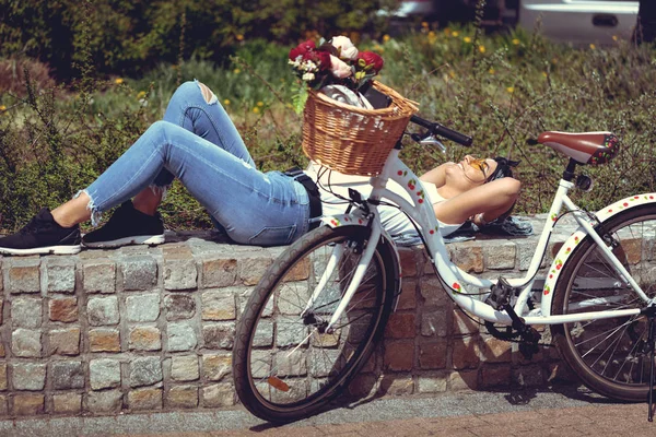 Souriant Jeune Femme Couchée Sur Petit Mur Ville Côté Vélo — Photo