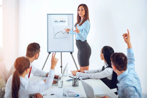 Ung Affärskvinna Står Framför Blädderblock Och Med Presentation — Stockfoto