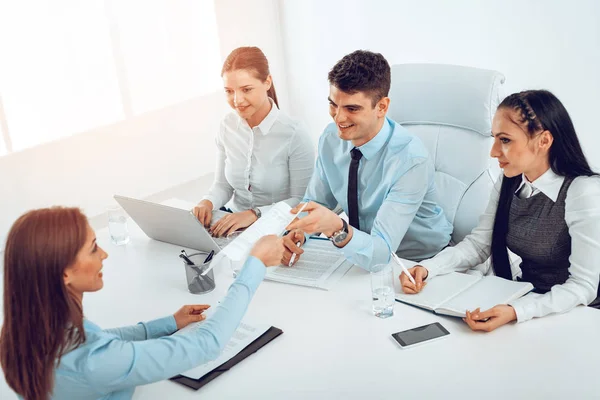 Jonge Zakenvrouw Tegenover Commissie Sollicitatiegesprek — Stockfoto