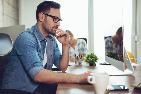 Ung Framgångsrik Affärskvinna Och Affärsman Som Arbetar Kontor — Stockfoto