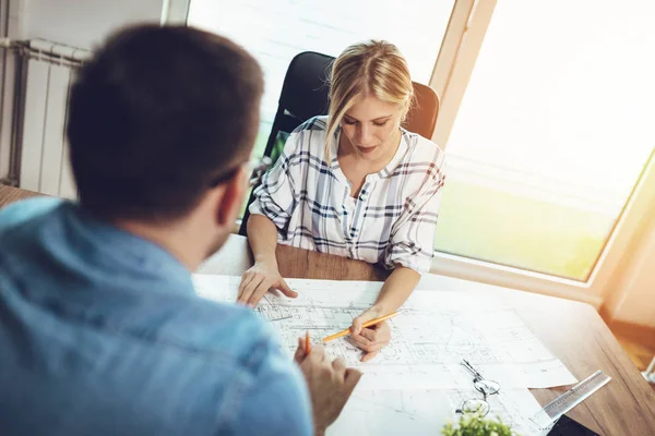 Ung Arkitekt Kollegor Analysera Ritningar Office — Stockfoto