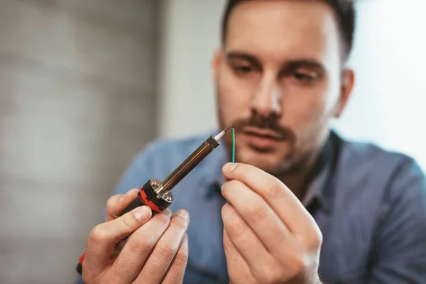 Nauwe Weergave Van Succesvolle Ingenieur Gericht Het Solderen Van Koperen — Stockfoto