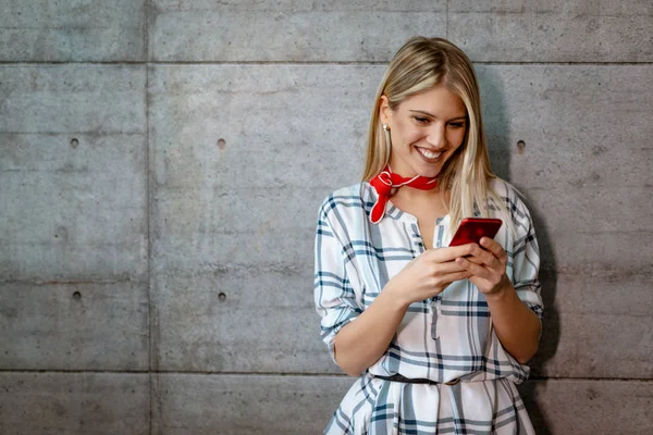 Mladá Úspěšná Žena Podnikatel Pomocí Smartphone Před Betonovou Zeď — Stock fotografie