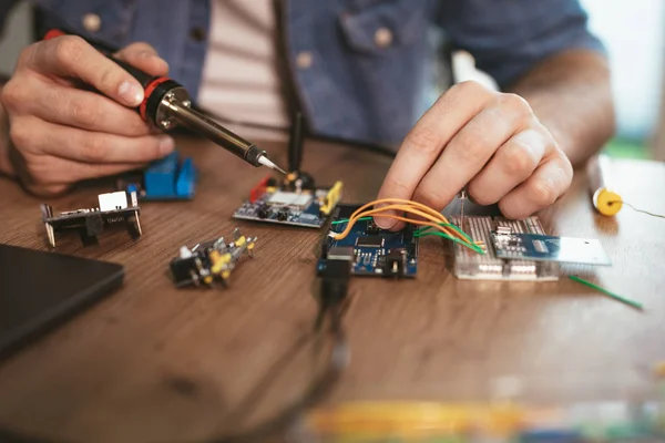 Vue Rapprochée Carte Circuit Soudure Des Mains Masculines Soudant Fer — Photo