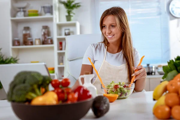 Jonge Vrouw Dagelijkse Blog Houden Volgelingen Vertellen Hoe Fit Gezond — Stockfoto