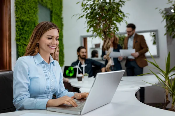 Ung Affärskvinna Analysera Bussiness Planer Och Arbetar Laptop Office — Stockfoto