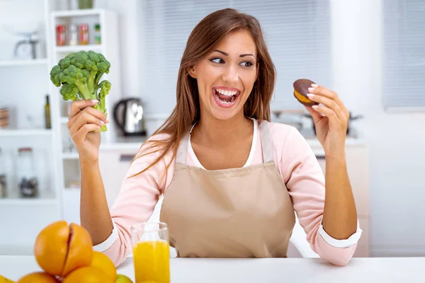 Jonge Vrouw Beschikking Van Keuken Tussen Broccoli Zoete Chocolade Cake — Stockfoto