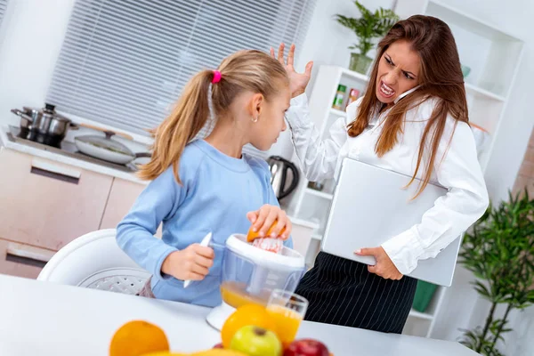 Liten Flicka Äter Frukost Medan Överarbetade Mamma Ringa Och Kontrollera — Stockfoto