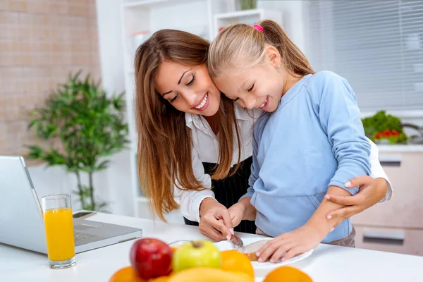 Mor Och Dotter Tillsammans Matlagning Hälsosam Måltid Köket — Stockfoto