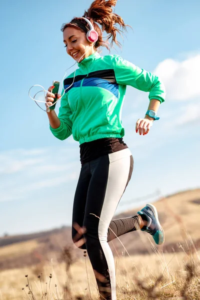 Sportig Kvinna Med Hörlurar Jogging Utomhus — Stockfoto