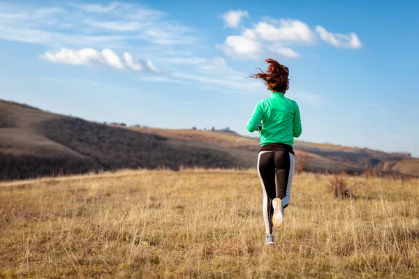 Sportig Kvinna Med Hörlurar Jogging Utomhus — Stockfoto