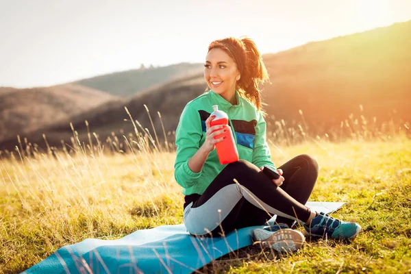 Jovem Mulher Fitness Descansando Após Correr Exercitar Livre — Fotografia de Stock