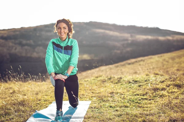 Unga Fitness Kvinna Gör Stretching Övning Efter Jogging Utomhus — Stockfoto