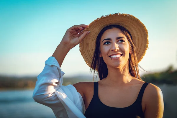 Retrato Jovem Mulher Chapéu Palha Relaxante Pôr Sol Margem Rio — Fotografia de Stock