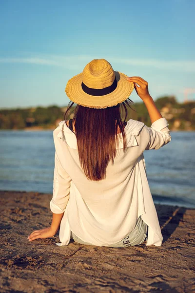 Young Woman Straw Hat Relaxing Sunset Time River Bank — Stock Photo, Image