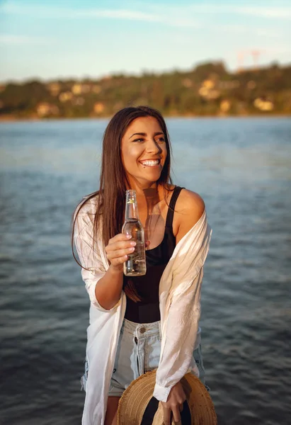 Jovem Com Chapéu Palha Bebendo Cerveja Praia Pôr Sol — Fotografia de Stock