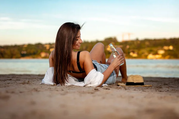 Mujer Joven Con Sombrero Paja Bebiendo Cerveza Playa Atardecer — Foto de Stock