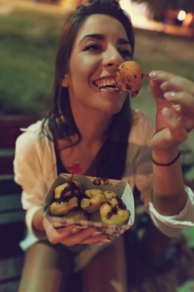 Joven Mujer Sonriente Comiendo Pequeñas Rosquillas Chocolate Por Noche Playa —  Fotos de Stock