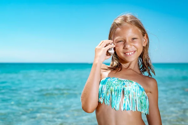 Bambina Che Tiene Conchiglia Piedi Fronte Mare — Foto Stock