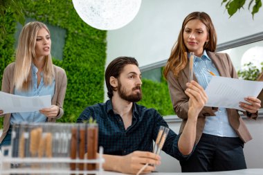 biyolog analizi, mühendislerimizin örnek test tüpü ve ile sulama bitkinin besleyici sıvı damla