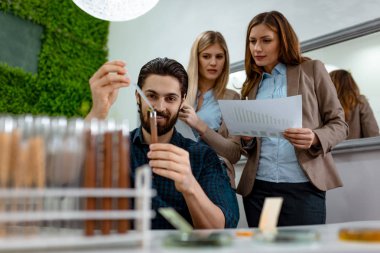 biyolog analizi, mühendislerimizin örnek test tüpü ve ile sulama bitkinin besleyici sıvı damla