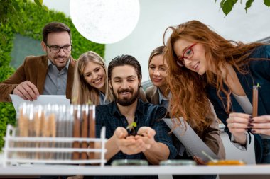 Brüksel lahanası ve örnek bitki Analizi denetimini alarak biyolog meslektaşları deneme