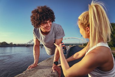 Genç fitness kaç egzersiz nehir kenarında günbatımında yapıyor.