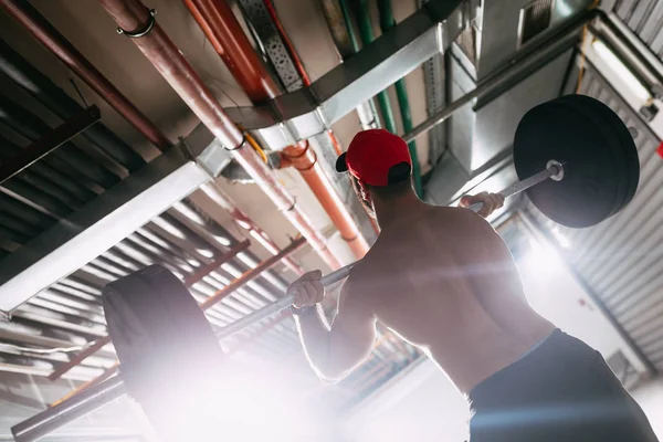 Gespierde Jongeman Doen Hoge Trek Oefening Met Barbell Grensoverschrijdende Opleiding — Stockfoto