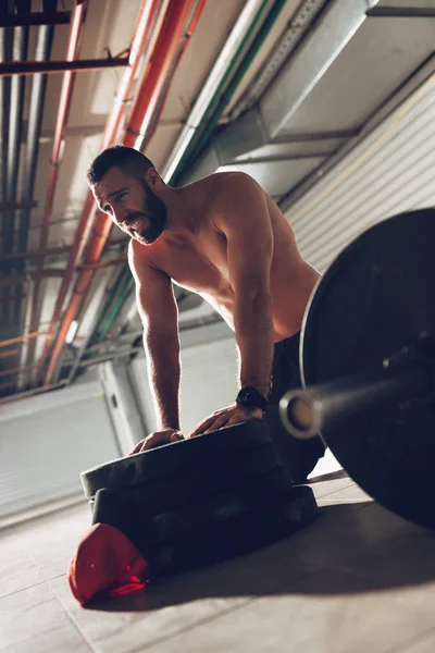 Joven Agotamiento Muscular Hombre Descansando Después Duro Entrenamiento Pesado Gimnasio —  Fotos de Stock
