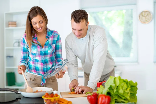 Pareja Joven Cocinando Comida Saludable Cocina Doméstica —  Fotos de Stock