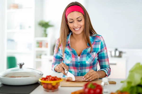 Mladá Žena Dělat Zdravé Jídlo Domácí Kuchyni — Stock fotografie