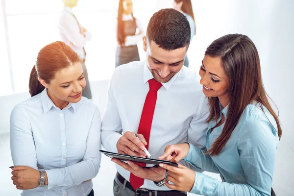 Tres Jóvenes Colegas Sonrientes Discutiendo Nuevo Proyecto — Foto de Stock