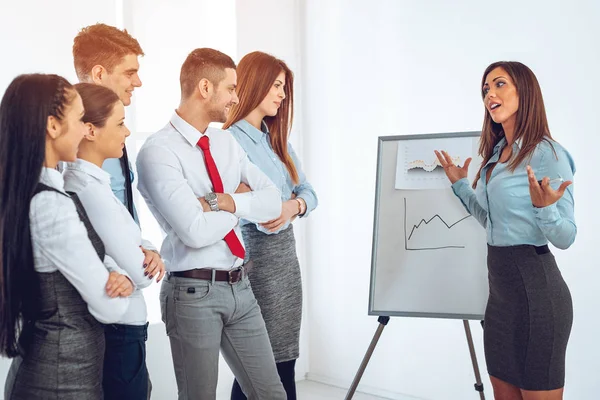 Ung Affärskvinna Står Framför Blädderblock Och Med Presentation — Stockfoto