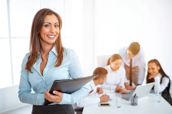 Succesvolle Jonge Zakenvrouw Poseren Office Camera Kijken — Stockfoto