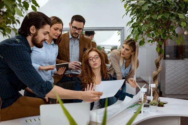 Equipo Jóvenes Ingenieros Discutiendo Sobre Proyecto Energía Alternativa Con Miniaturas — Foto de Stock