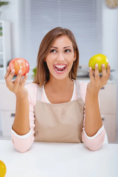Młoda Kobieta Uśmiechający Się Trzymając Dwa Świeże Jabłka — Zdjęcie stockowe