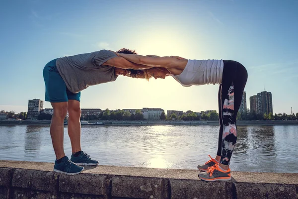 Joven Pareja Feliz Haciendo Ejercicio Estiramiento Por Río Amanecer — Foto de Stock