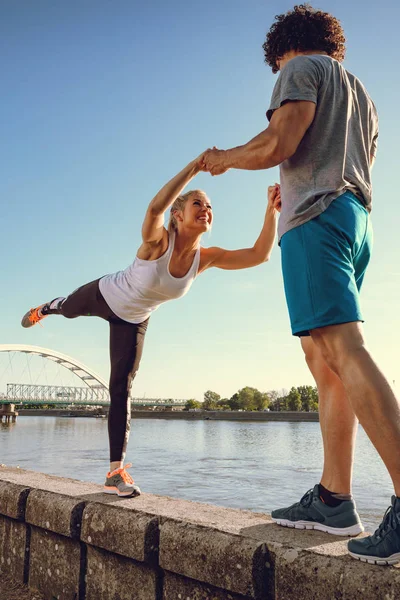 Unga Lyckliga Paret Gör Stretching Utöva Genom Floden Vid Soluppgången — Stockfoto