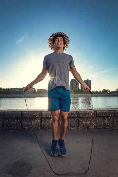 Joven Saltando Cuerda Por Río Amanecer —  Fotos de Stock