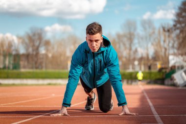  Genç sporcunun yolda stadyum üzerinde yayınlamaya başlamak için hazırlanıyor