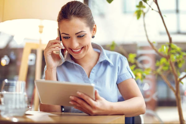 Junge Lächelnde Geschäftsfrau Nutzt Smartphone Und Arbeitet Digitalen Tablet — Stockfoto