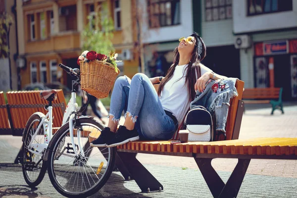 Feliz Jovem Mulher Divertindo Verão Rua Cidade — Fotografia de Stock