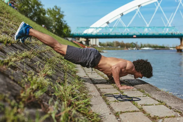 Musculoso Joven Deportista Con Torso Desnudo Haciendo Flexiones Durante Entrenamiento —  Fotos de Stock