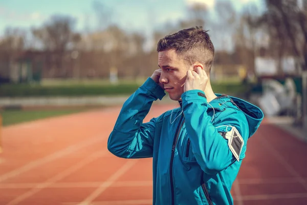 Corredor Con Auriculares Tomando Descanso Después Trotar — Foto de Stock