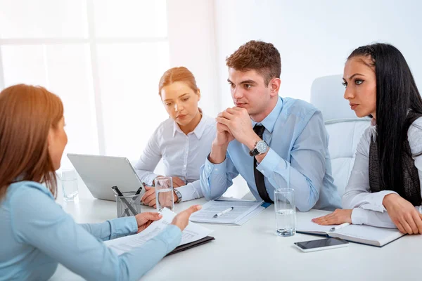 Joven Empresaria Frente Comisión Teniendo Entrevista Trabajo — Foto de Stock