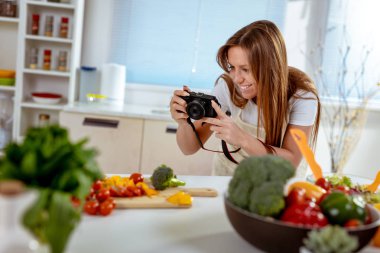 Genç kadın alarak fotoğraf blog için sağlıklı salata