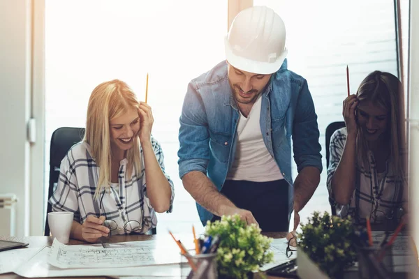 Jovens Colegas Arquitetos Analisando Plantas Escritório — Fotografia de Stock