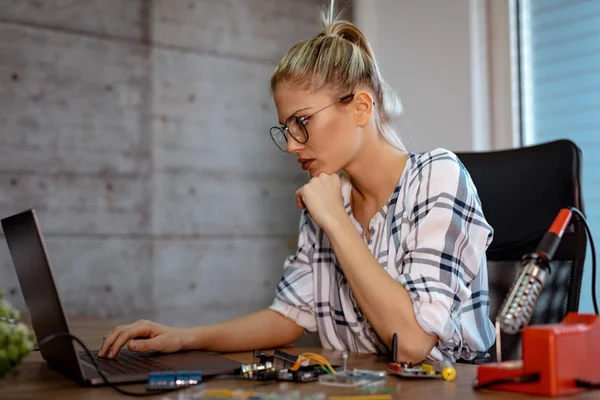 Ung Kvinnetekniker Med Fokus Reparasjon Elektronisk Utstyr Ved Lodding Jern – stockfoto