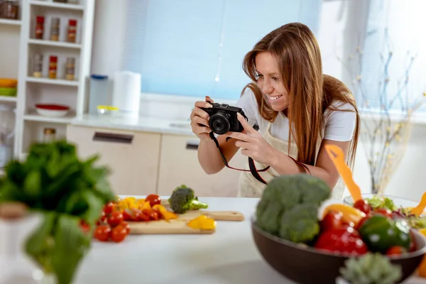Jovem Mulher Tirando Foto Salada Saudável Para Blog — Fotografia de Stock