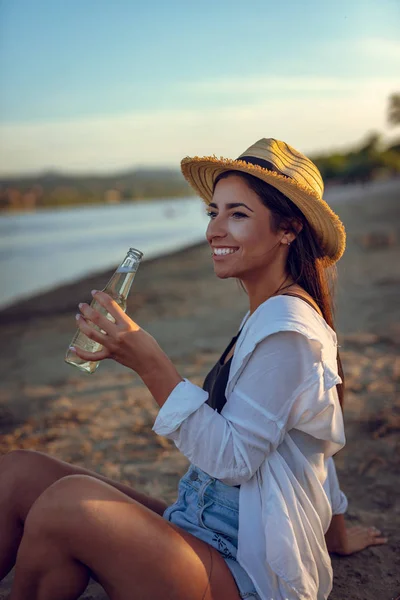 Young Woman Straw Hat Drinking Beer Beach Sunset — Stock Photo, Image